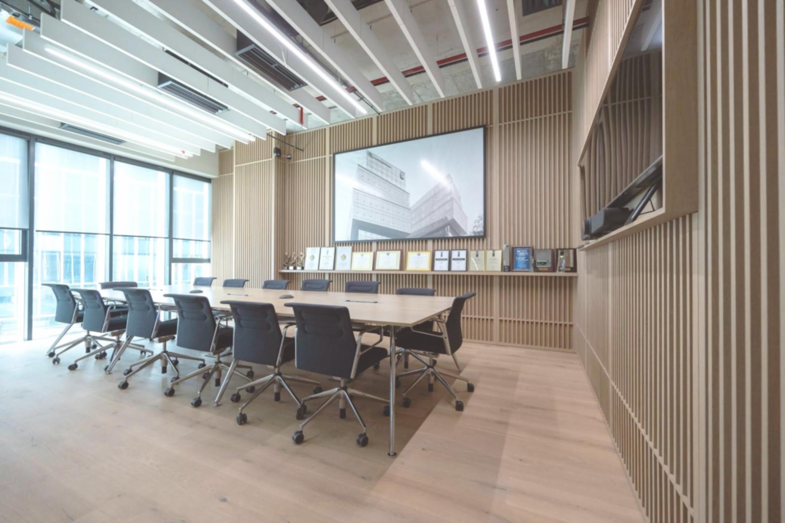 Profesionist explicând concepte financiare într-un mediu de lucru modern